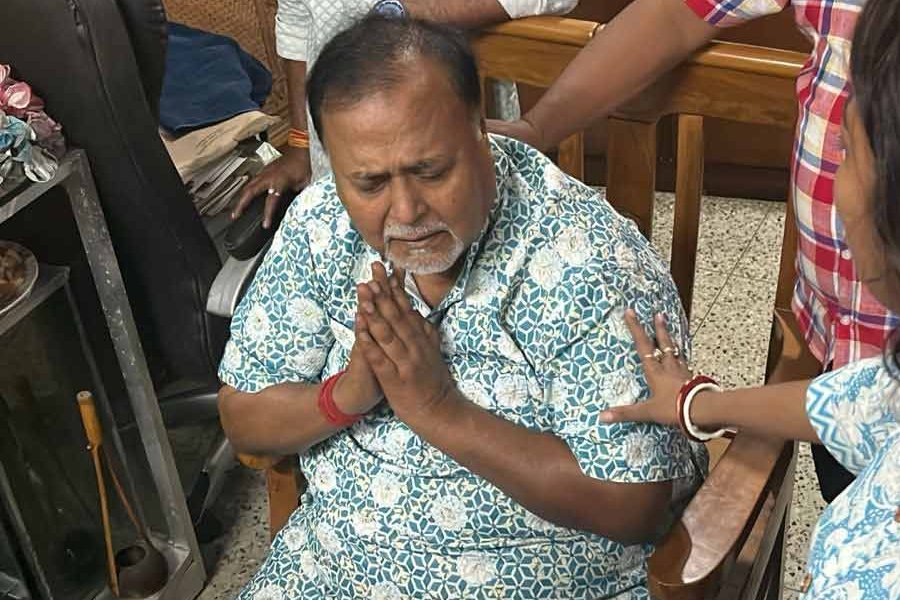 Partha Chatterjee Walks Free: Emotional Homecoming as Supporters Chant ‘Zindabad’