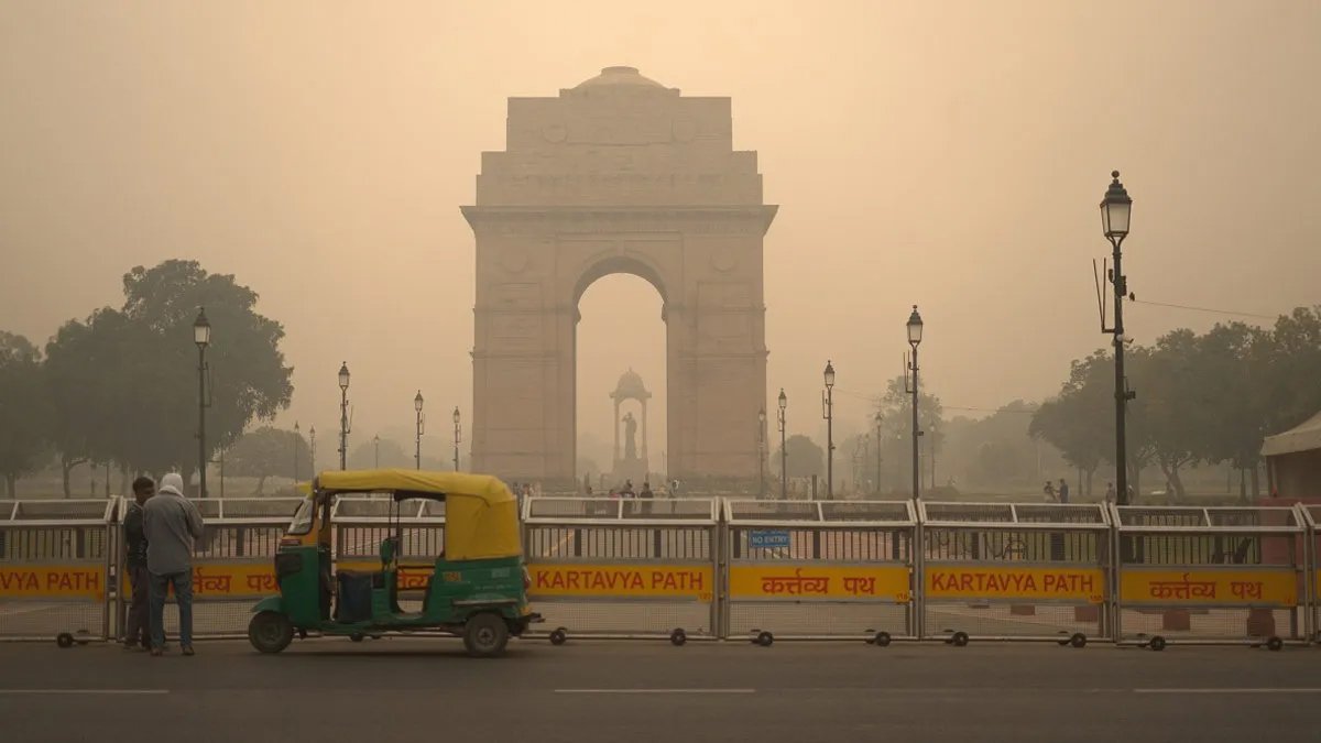 Delhi’s Air Remains ‘Hazardous’, Thick Smog Pushes Visibility Close to Zero; Flights Disrupted